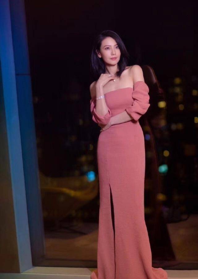 高圆圆产后首次亮相机场穿风衣配红唇却被苹果肌脸蛋抢尽风头