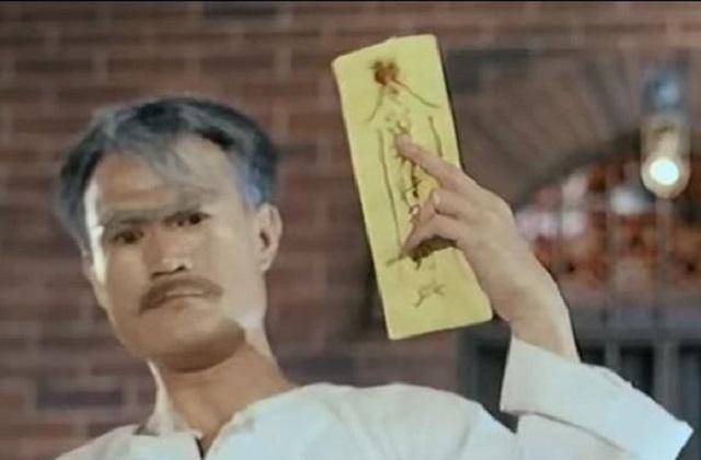 后来,林正英陆续出演了不少的僵尸鬼怪电影,而他标志性的桃木剑,黄