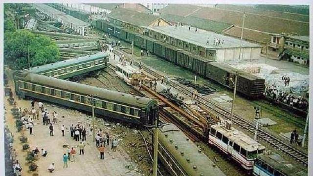 1997年荣家湾车站事件两人违规操作致火车相撞126人遇难