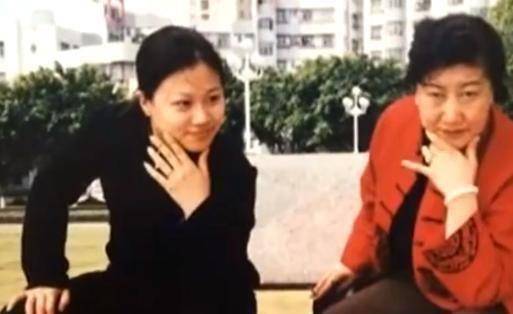 皮肤白美撞脸贾静雯,被曝败光母亲七套房产_李萱_气质_时候