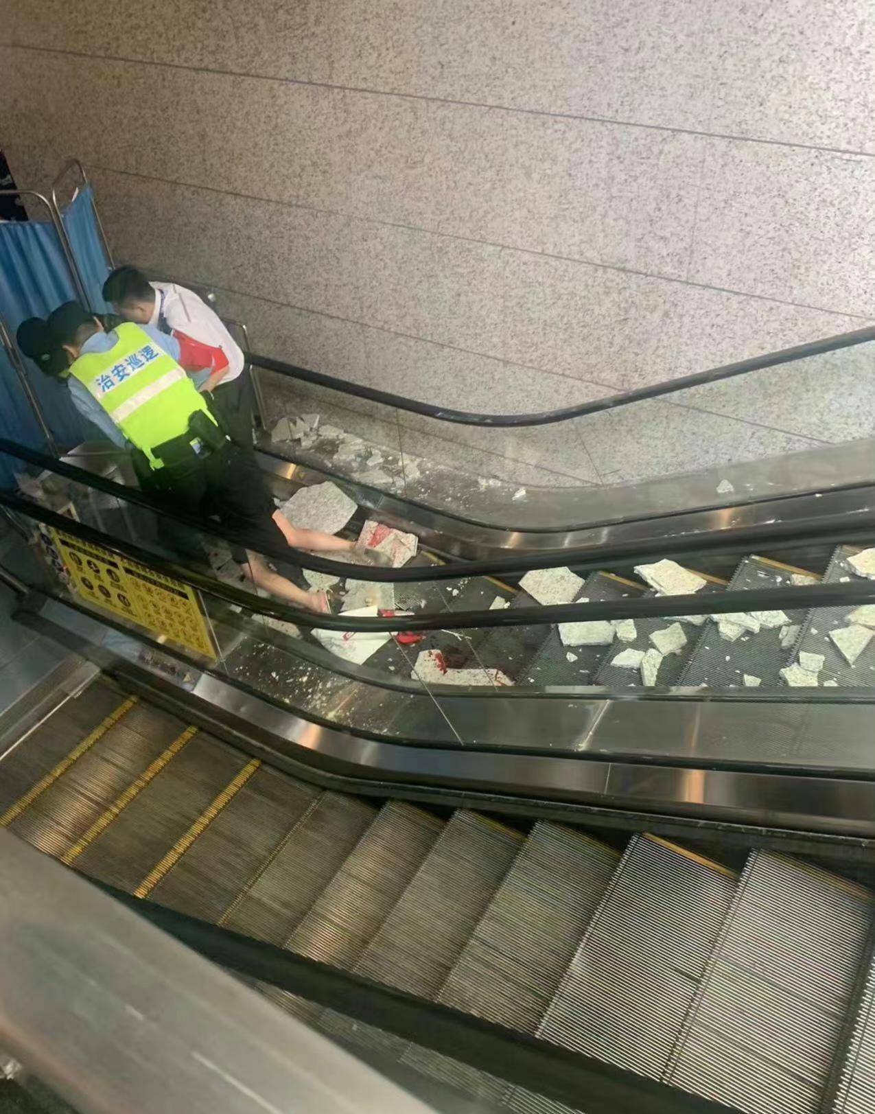 原创孕妇在重庆坐地铁被脱落石砖砸中甲乙丙单位都说不归自己负责