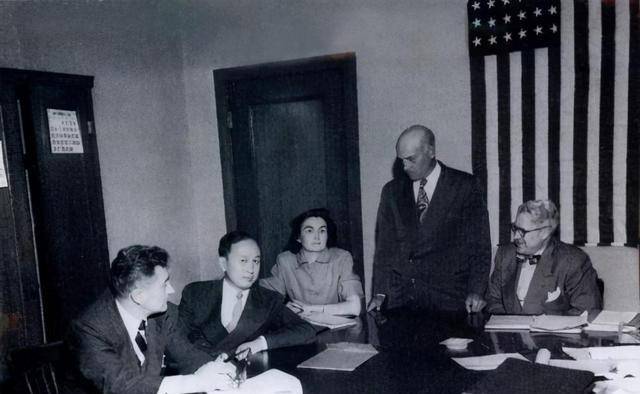 期间,他曾短暂回国,于1947年在上海与蒋英结婚.