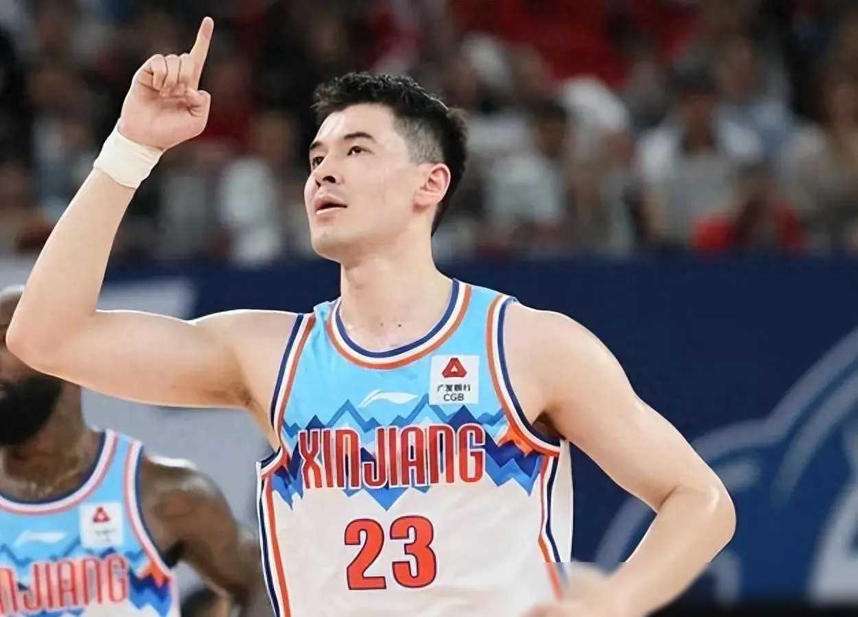 原创乌鲁木齐商场巨幅海报祝新疆男篮队长勇夺mvp引爆全场