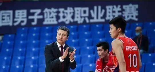 教练对球员,稍有失误就指着鼻子口吐芬芳,比如,广东男篮主教练杜锋对