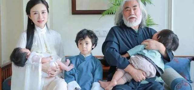 导演张纪中陪妻子杜星霖产检,四胎孩子很健康,听到胎心感动落泪