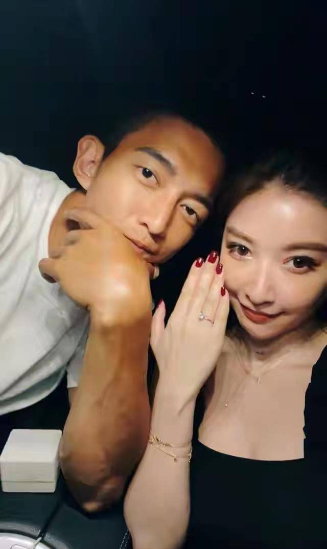 男星送鸽子蛋求婚成功,女友高颜值不输明星,激动哭花双眼_林柏升_维恩