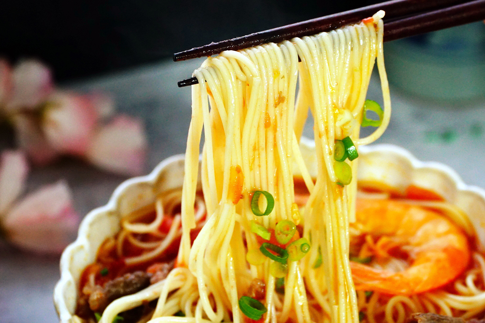 这段时间就琢磨出来一个好吃的面食做法,参考肥牛饭的做法,用牛肉片