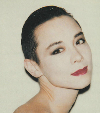 小说中傅于琛见周承钰第一面就表现出强烈的关心和爱护,当时年仅七岁