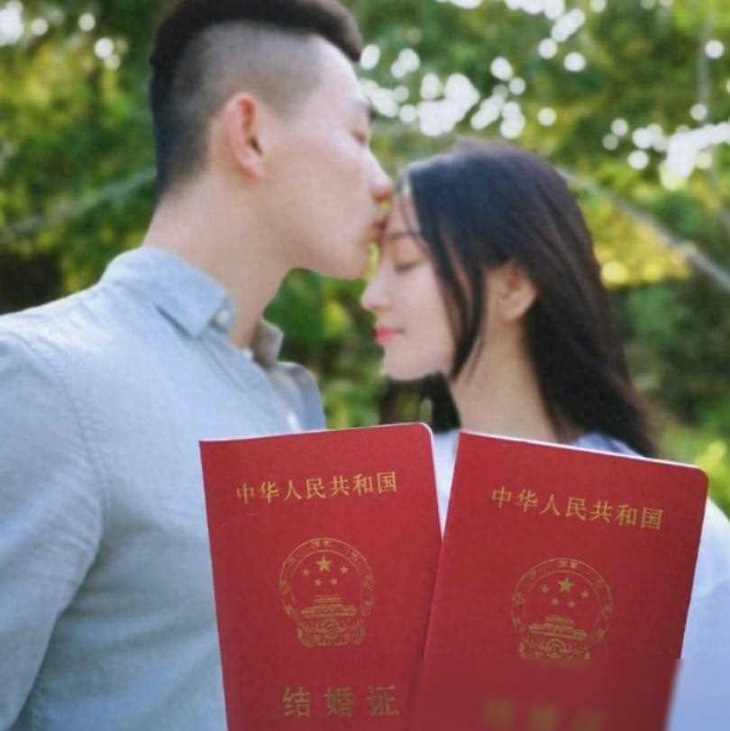 张馨予与老公餐厅用餐,发福被猜疑,女方回应._何捷_婚姻_爱情