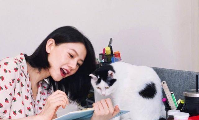 高圆圆产后不急复出抱着女儿外出会友与高妈妈同行身材已恢复