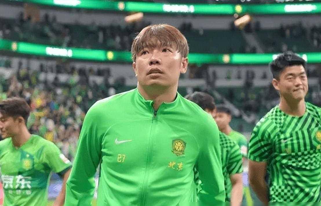 有人说张稀哲老了国安10号直接怼回去球迷说周末让申花教他