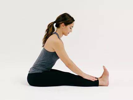 3套晨练瑜伽序列,每天10分钟,让你能量满满!_手臂_双手_双脚