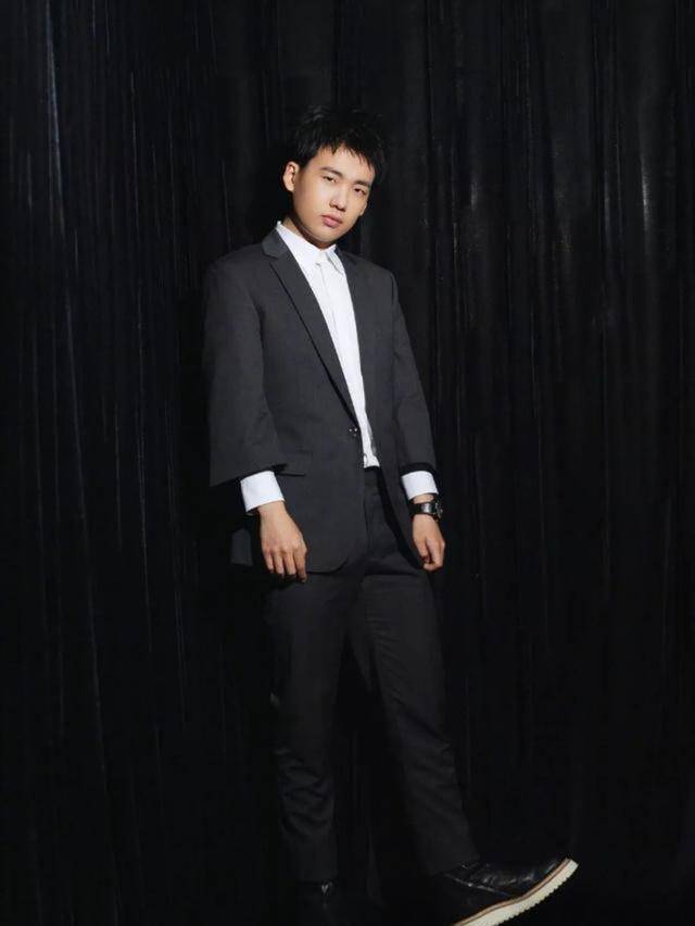 郭麒麟穿白衬衫配西裤亮相穿衣太有品位了看着又帅了不少