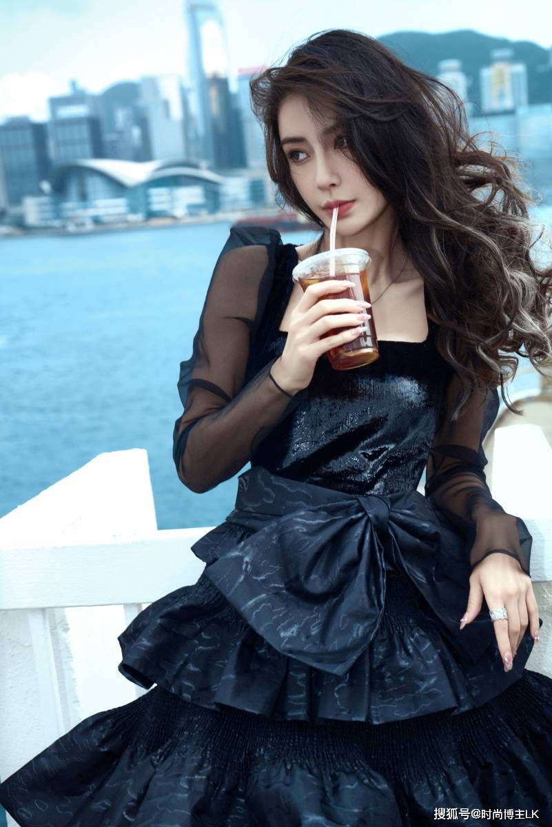 杨颖漫步香港街头吹海风,一身"黑天鹅"打扮,网友:这哪像35岁的?