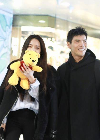 原创郭美女终于等来老公眼圈发黑头发凌乱身旁向佐却很开心