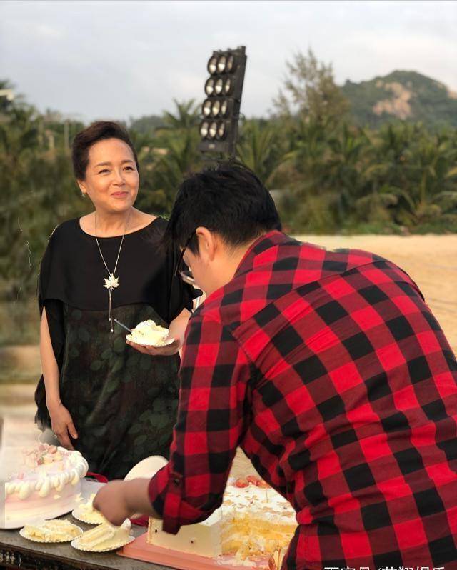 郭凯敏父子齐上阵拍新戏60岁恬妞扮演女一号杀青宴上热闹非凡