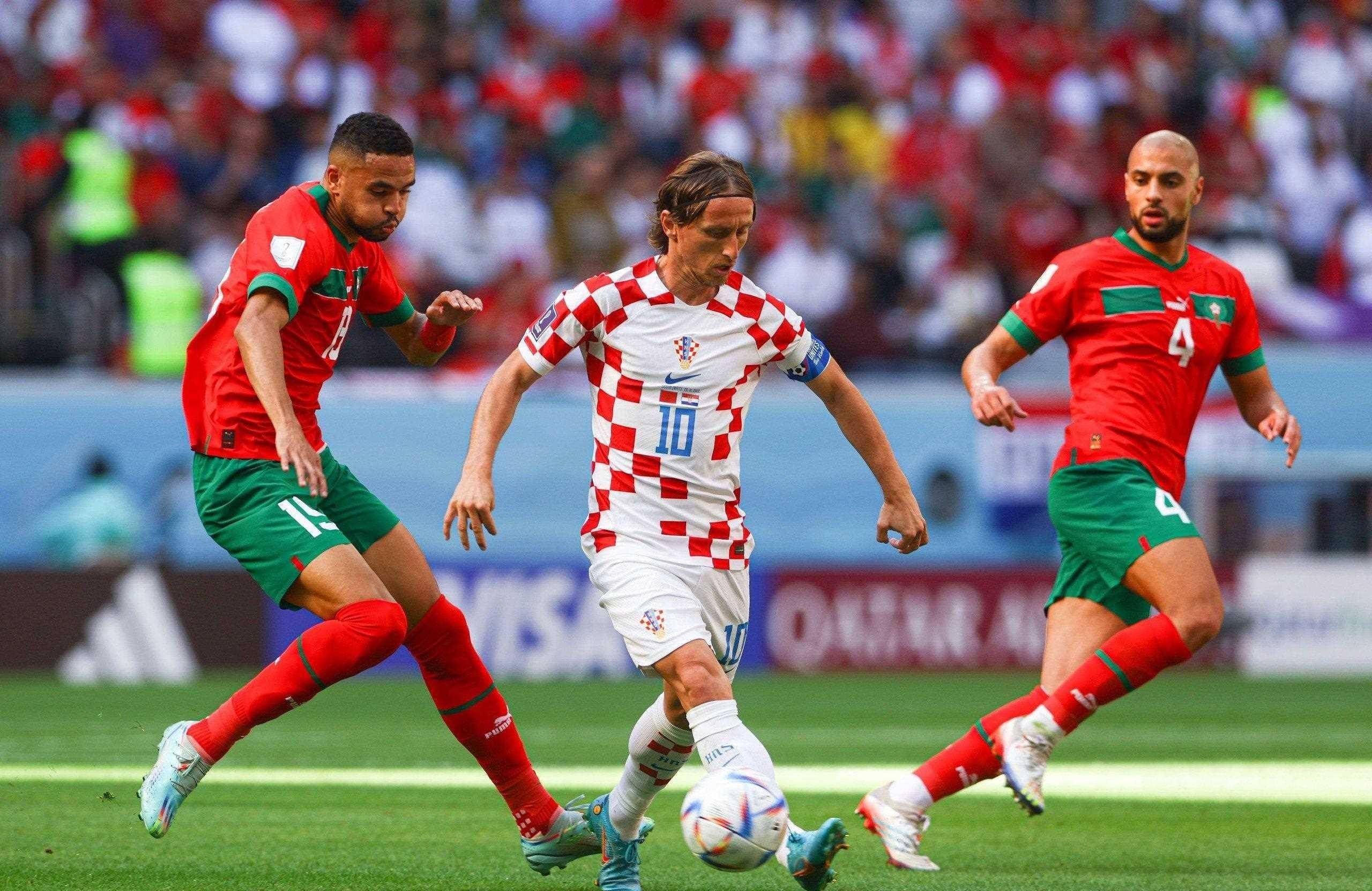 他擅长运用油炸丸子等盘带控球技术,将巴萨和西班牙队的"伤球"转化为"