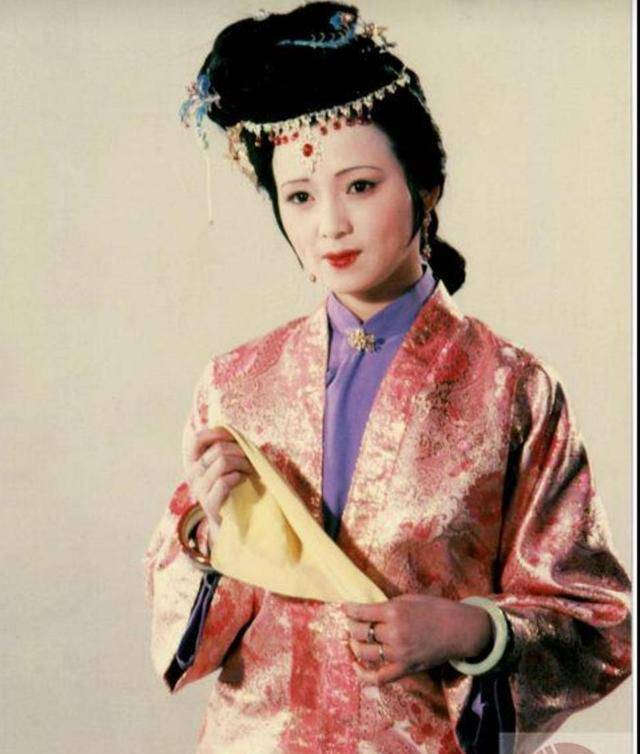 贾宝玉为什么在秦可卿的房间里做春梦你看房间里摆了什么东西