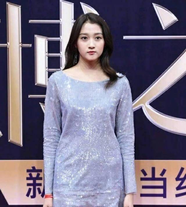 关晓彤晒生活照,领口直接开到底,被网友调侃_照片_张雪迎_大妈