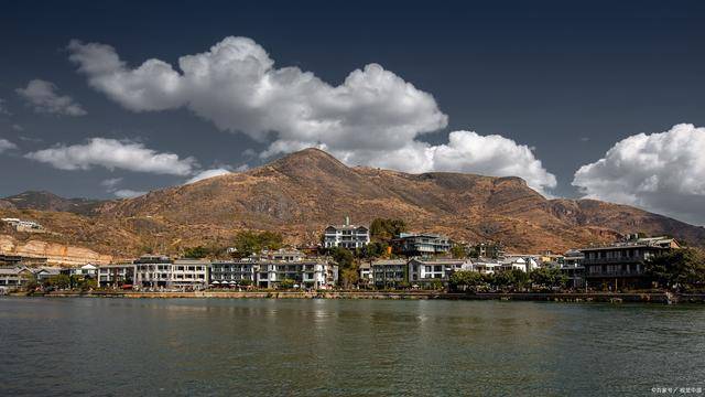 云南游玩景点介绍:1,石林景区:众多石峰,落水洞遍布,暖阳照耀下,奇峰