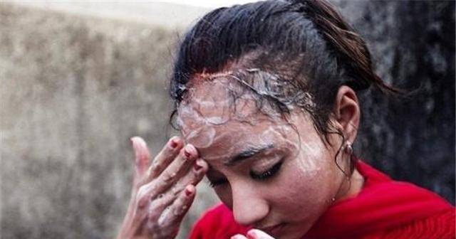 尼泊尔活女神被禁锢在寺庙双脚不能触地很多只能孤独终老