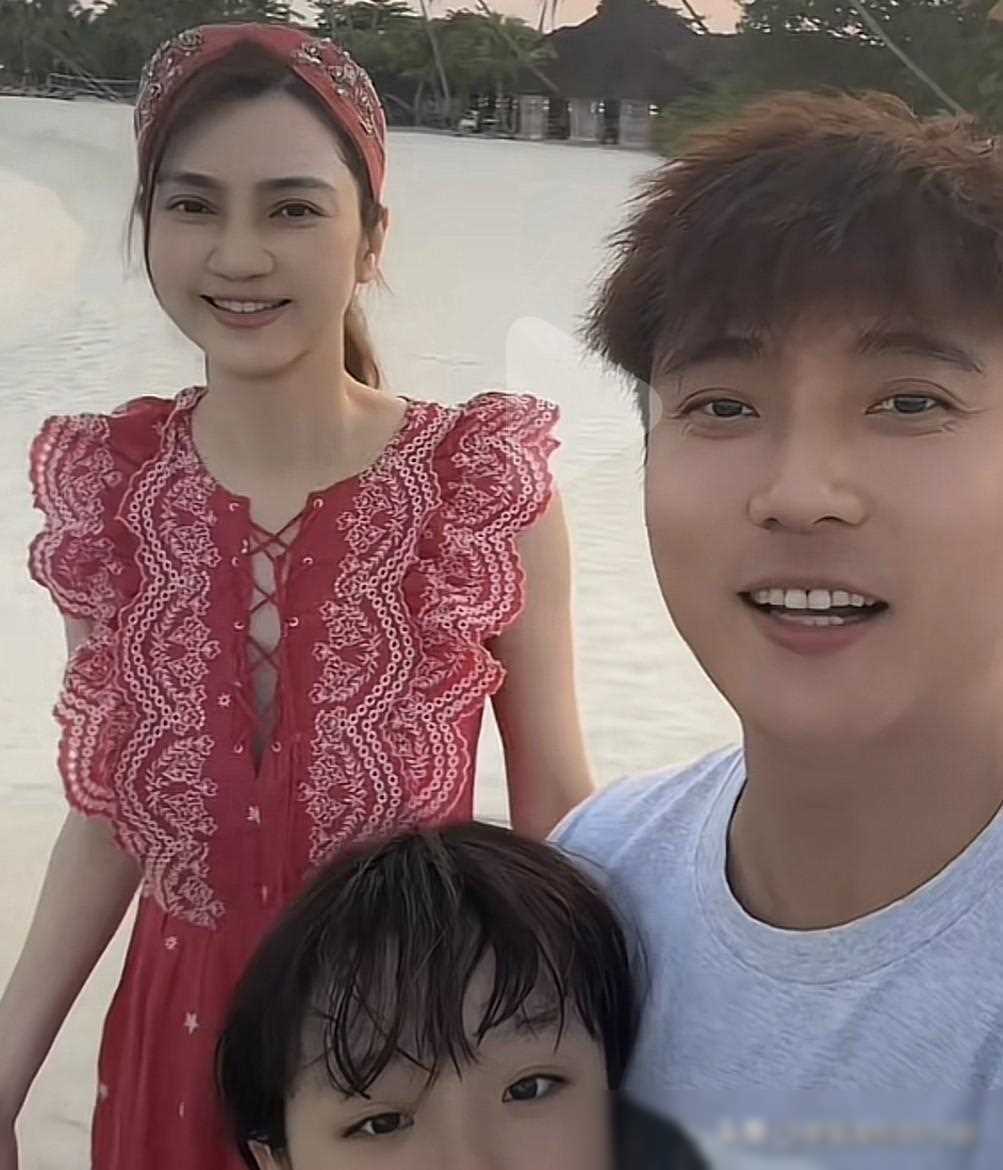 张丹峰一家马尔代夫度假女儿彤彤长相引人注目
