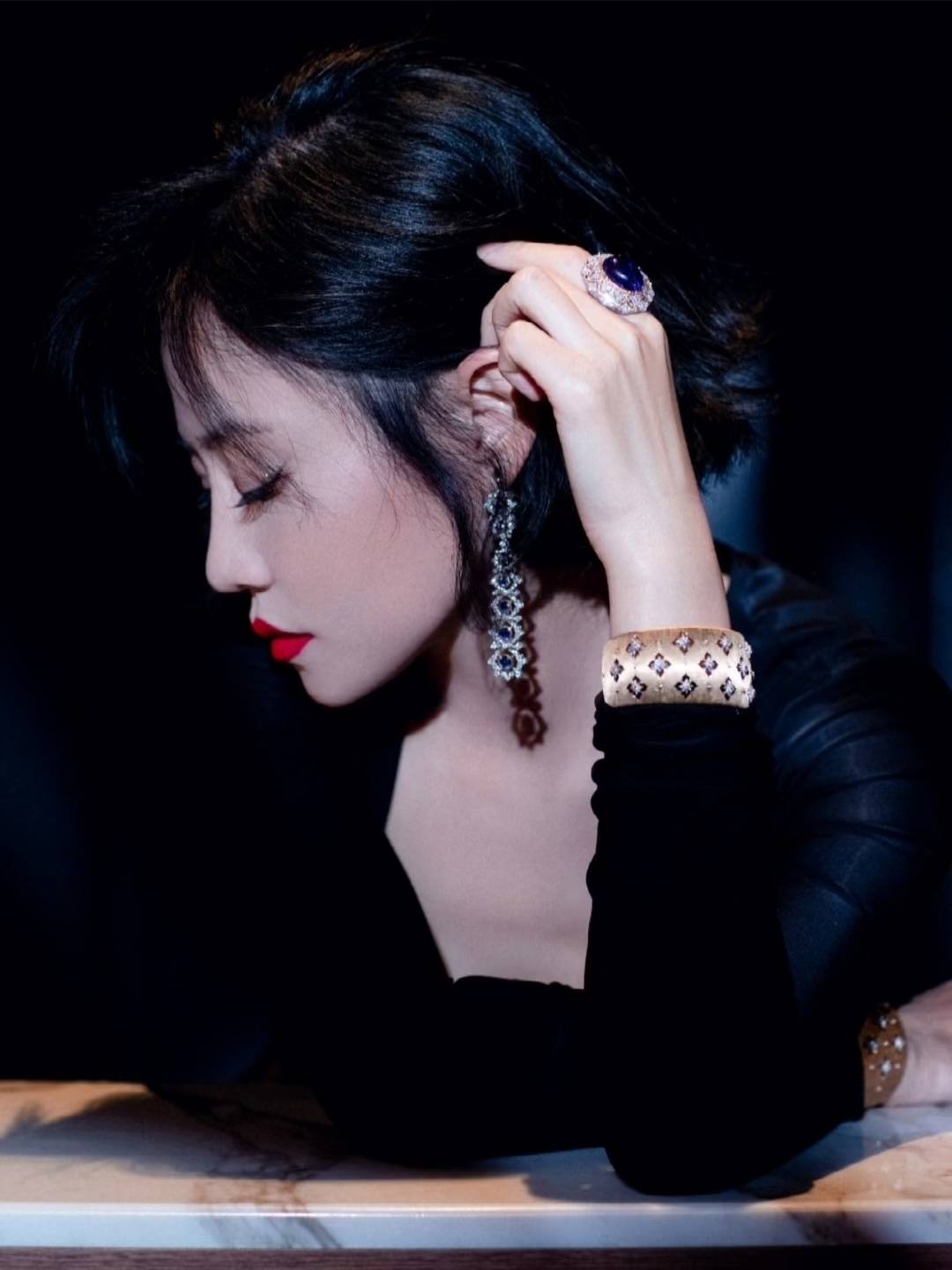 谭卓演绎黑色长裙,时尚魅力无人能挡!_女士_身材_气质