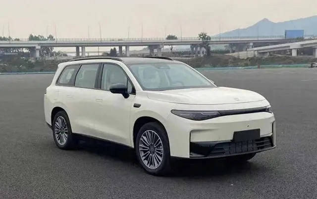 从曝光的实车图看,零跑c16采用了与零跑c10相似的