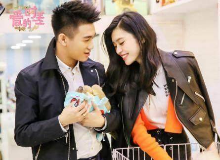 近日,何猷君和奚梦瑶更是一起参加了一档《爱的时差》真人秀节目,何猷