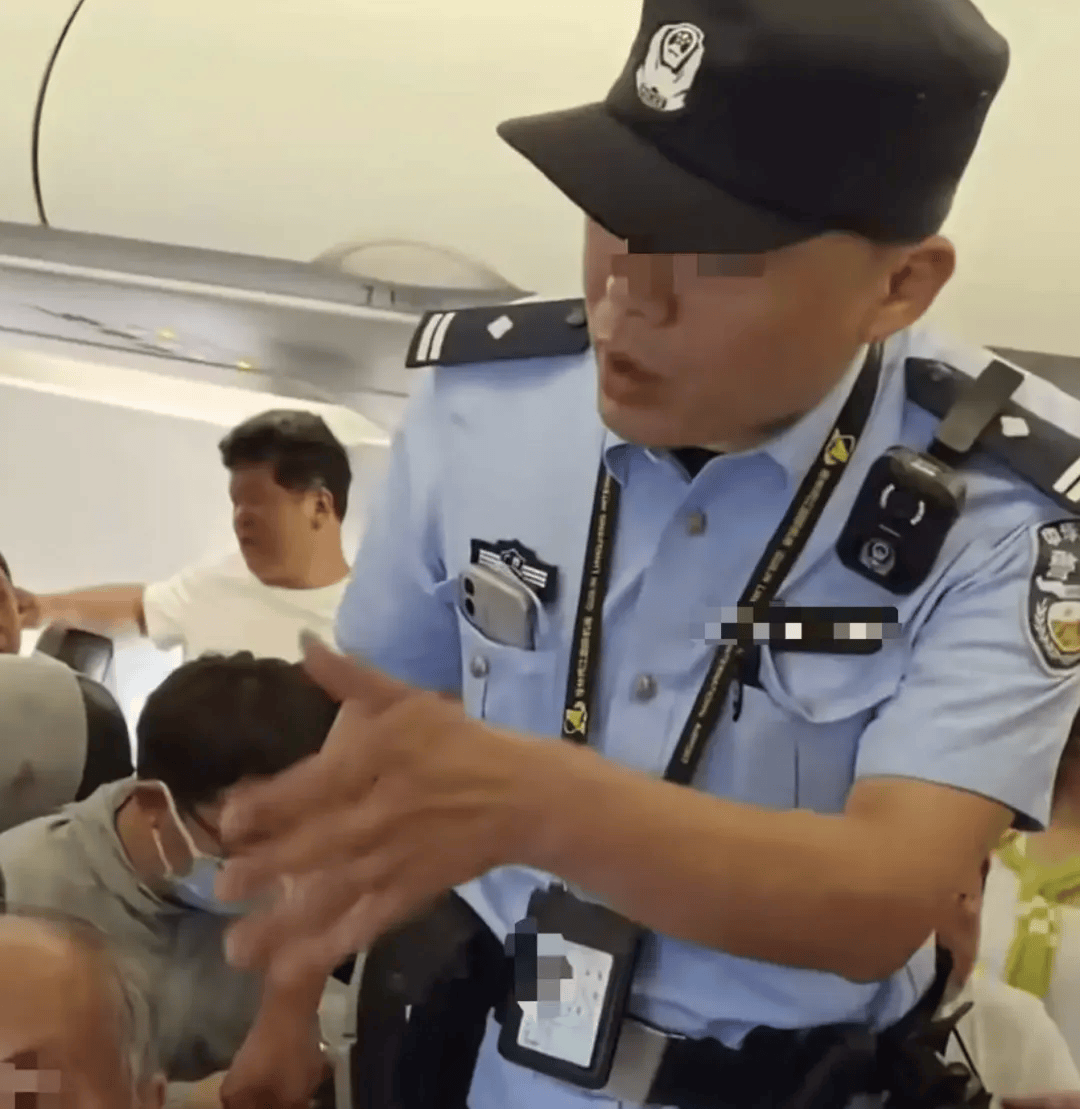 乘客齐喊“下去”！女子躺座椅不起致航班延误2小时-飞机乘务员遇到占座的