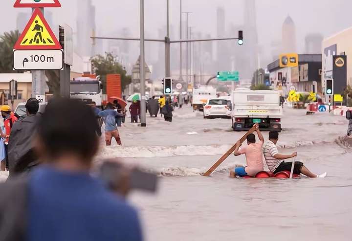 迪拜惊现绿色天空，一天时间下了一年的雨！机场成湖泊沙漠变泽国