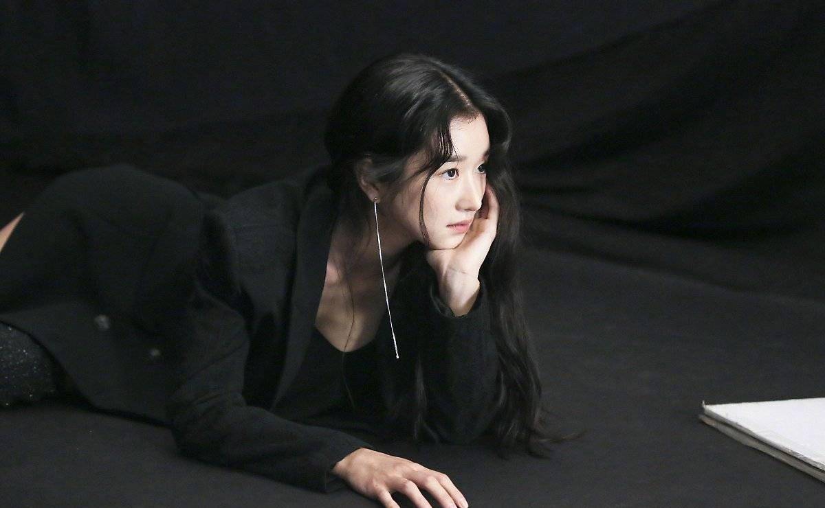 模特兼演员,她身材比例十分完美,脸蛋更是看起来时尚又清冷,是国外