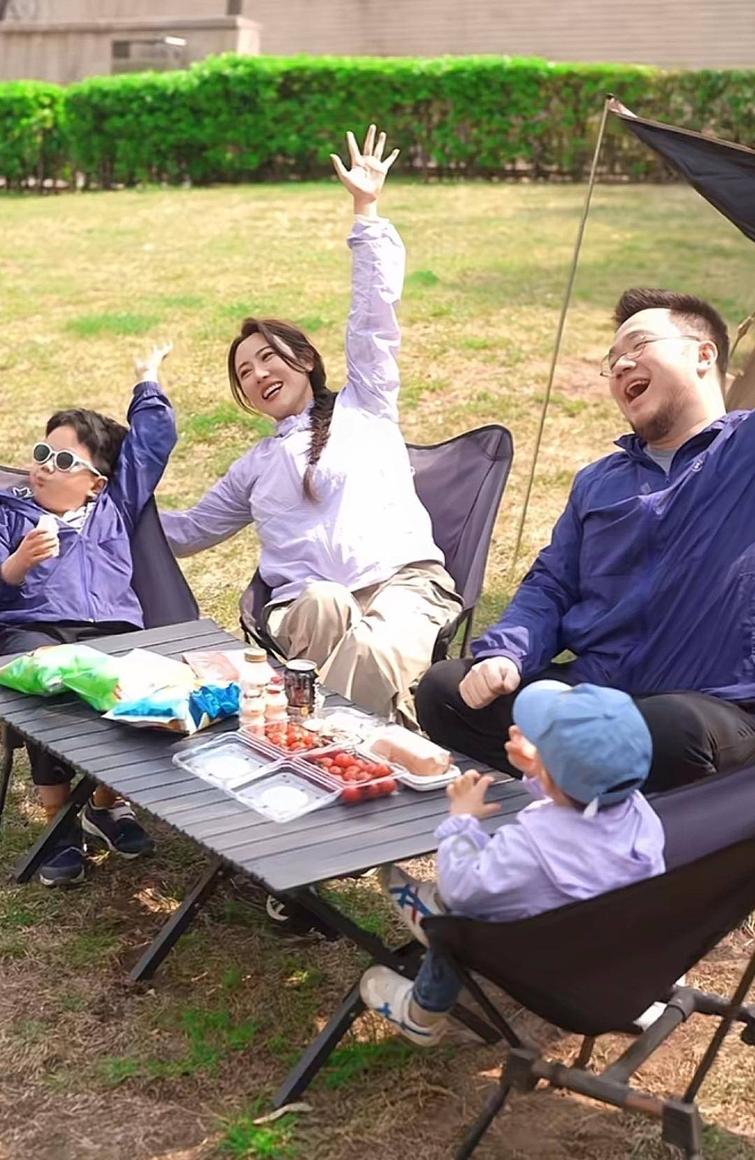 巴图一家露营秀幸福长子神似老爸小儿子萌态可掬像奶奶宋丹丹