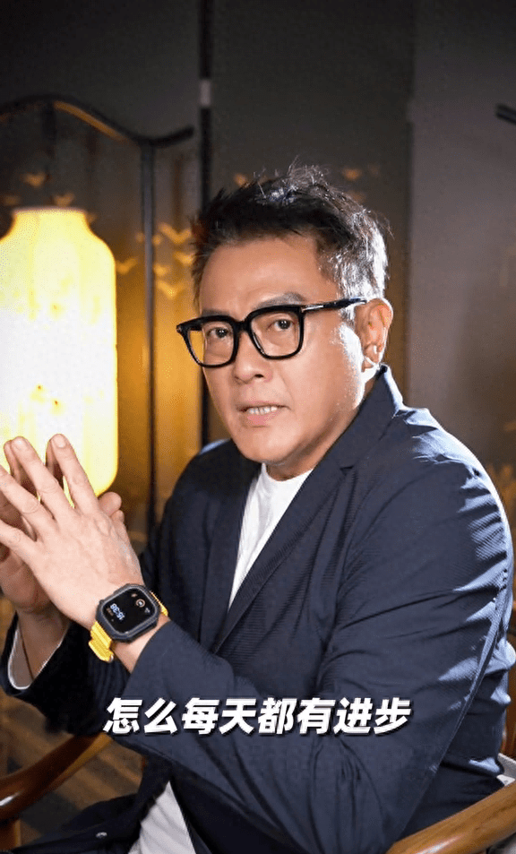 原创56岁魏骏杰复胖后练臀腿动几下便面目狰狞痛苦翻白眼肚腩瞩目