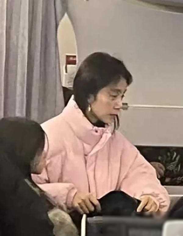 黄磊一家机场偶遇引热议黄多多被批言行举止引关注