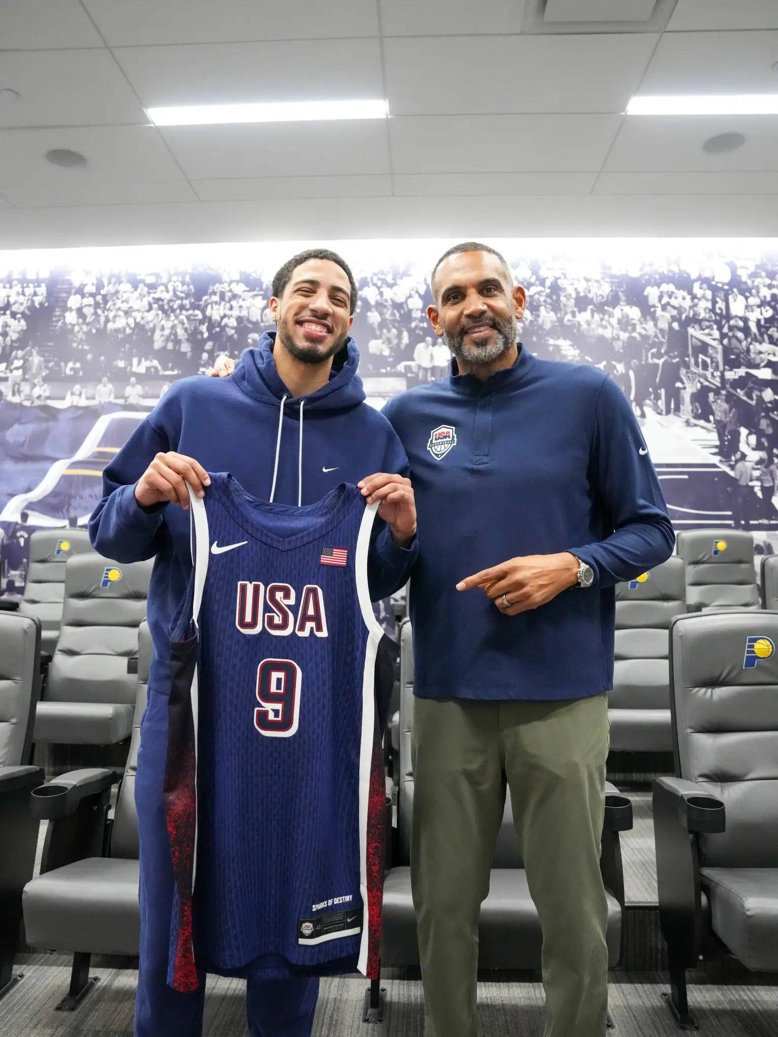 美国男篮12将领取国家队球衣并合影