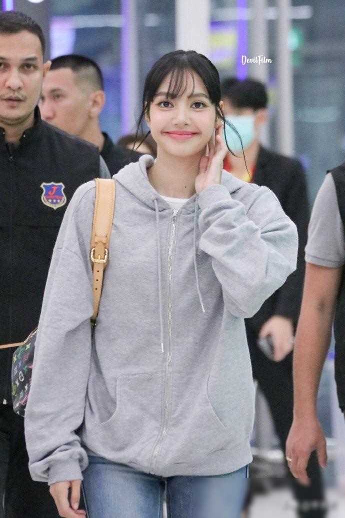 lisa科切拉音乐节被偶遇,戴口罩低调出行_韩流_照片_机场