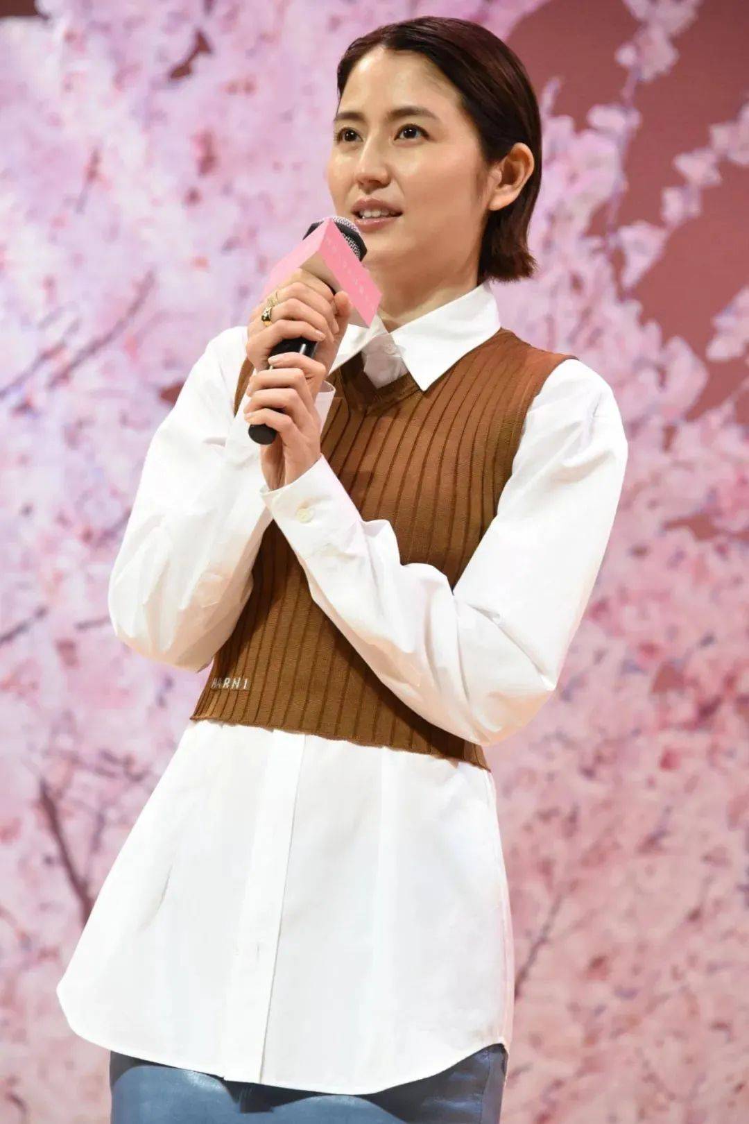 此外,长泽雅美还参与了中国电动车品牌的广告代言,这次的合作引起了