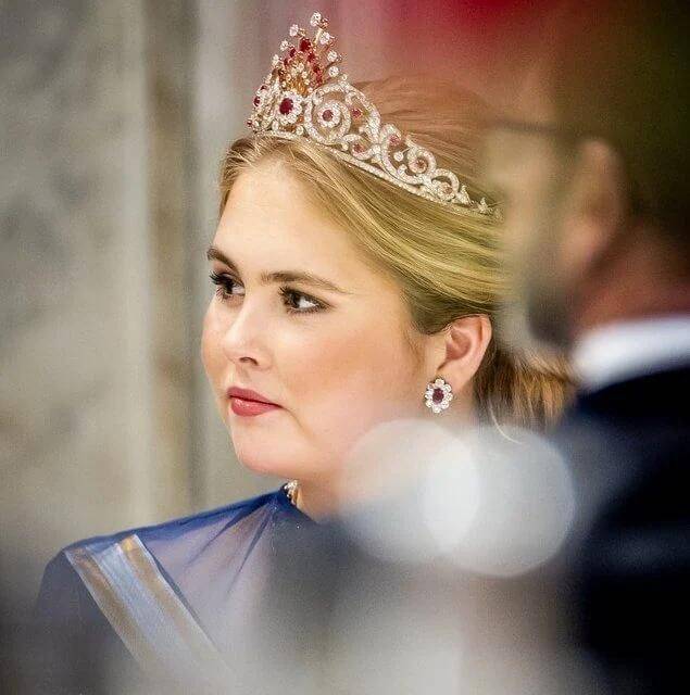 西班牙王后闪耀荷兰国宴!头戴皇冠太美,20岁荷兰大公主身材丰腴