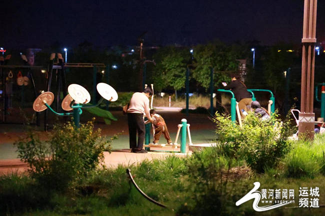 新绛夜幕下的汾河生态公园