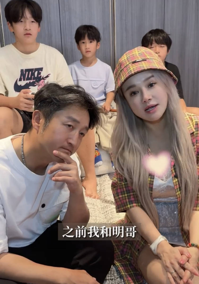 原创邹市明冉莹颖红毯秀恩爱冉莹颖黄发大脸似大头娃上围缩水严重