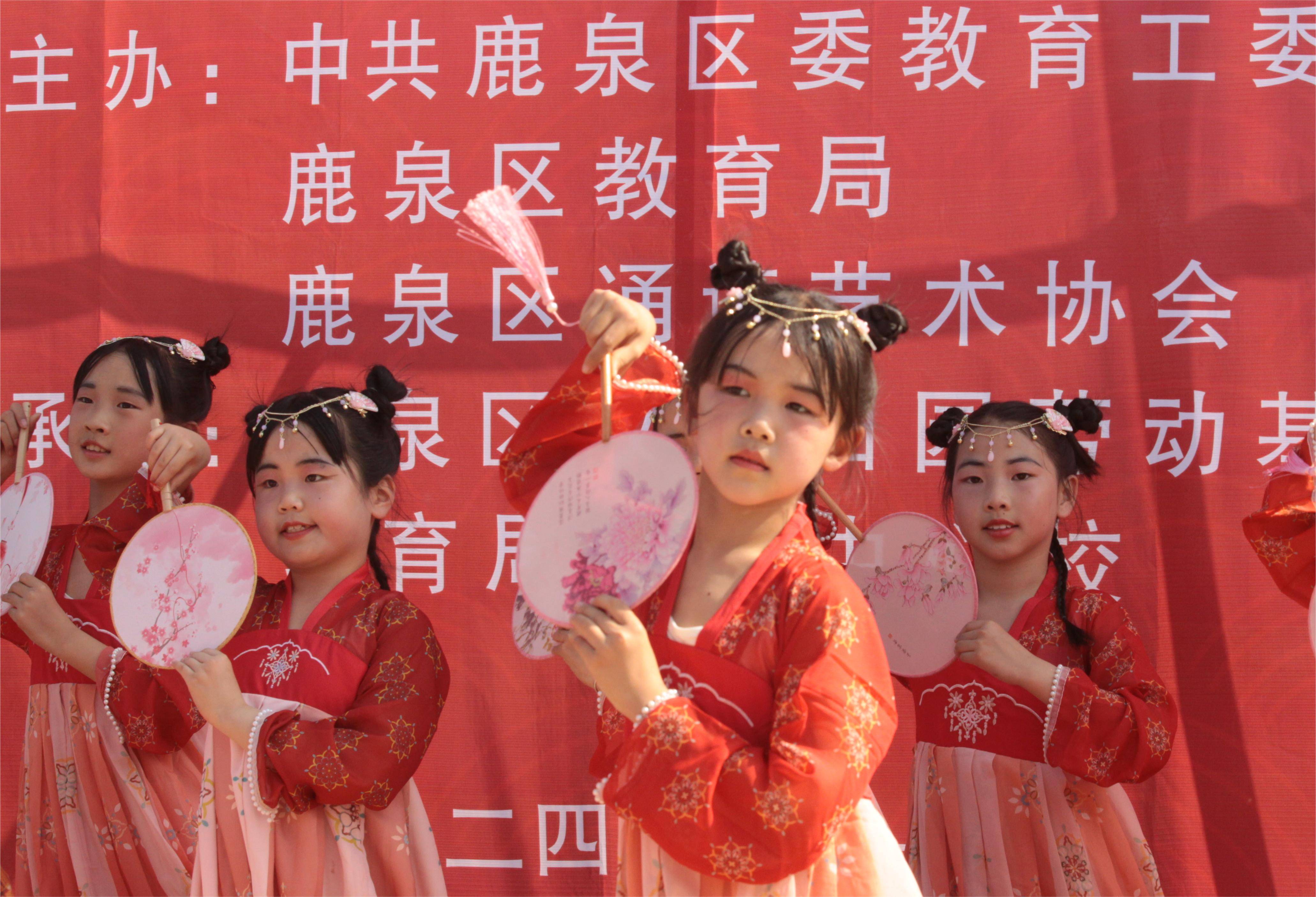 随后,为给比赛营造良好的氛围,参赛的三所学校学生们表演了他们精心