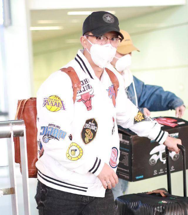 韩庚现打扮亮眼穿着嘻哈炫酷帅气又干练