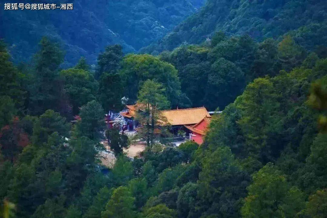 在云南省大理白族自治州永平县的崇山峻岭中,藏匿着一条举世闻名的