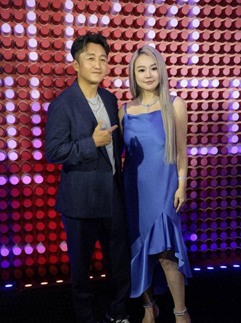 邹市明冉莹颖红毯秀恩爱,冉莹颖黄发大脸似大头娃,上围缩水严重