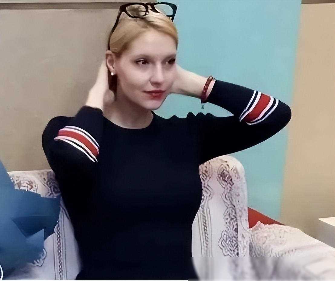 撒贝宁一家三亚游玩李白花期被指短暂撒贝宁拒绝合影引热议