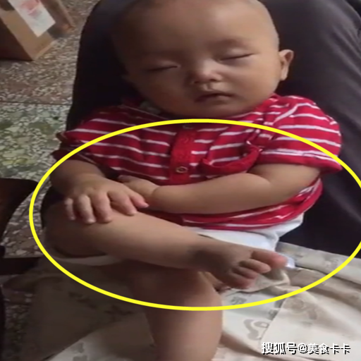 婴儿坐在他父亲的肚子上，昏昏欲睡。他睡着后，就成了大粉丝。网友:惹不起_妈妈_习惯_孩子。