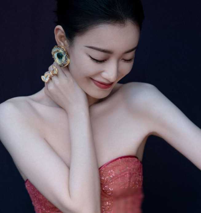 35岁的倪妮依然散发着青春的活力和魅力,她没有被年龄束缚,而是以更加