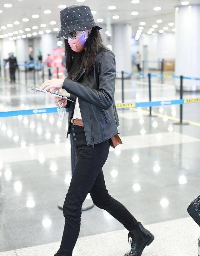 原创韩雪穿衣越来越有范皮夹克配小黑裤很显高挑感38岁越老越耐看