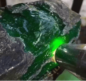 翡翠届的扛把子比帝王绿更珍贵帝王绿龙石种翡翠